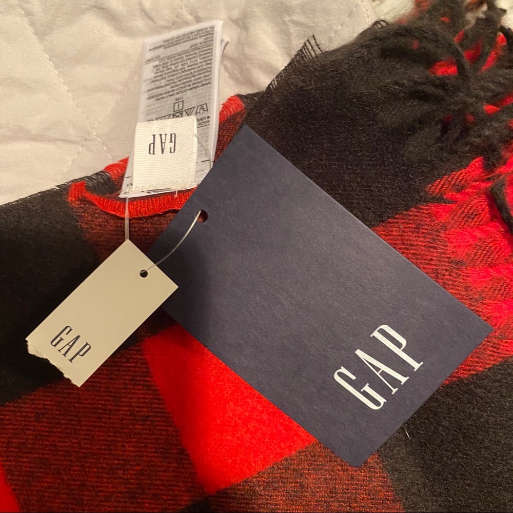 NEW WITH TAG!! 🧣